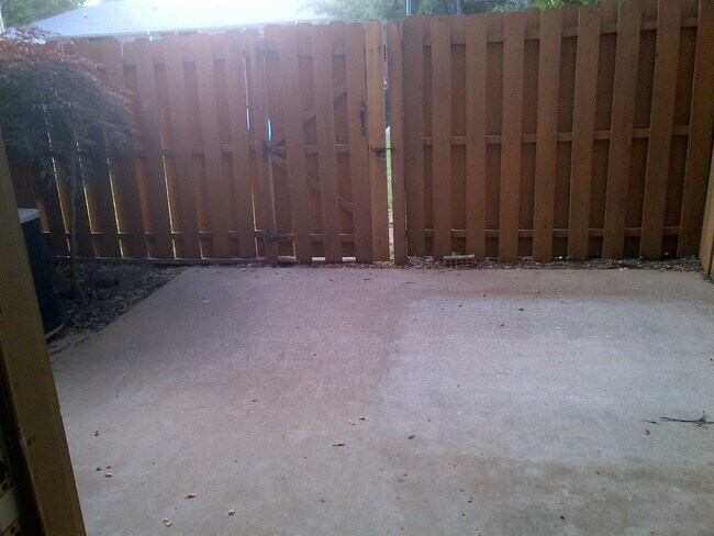 privacy fence - 537 Chandler Plz