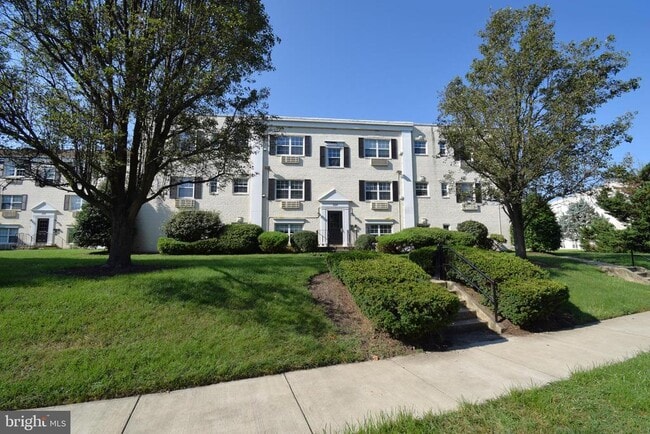 Building Photo - 2241 Farrington Ave