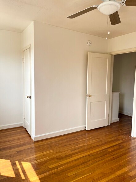 Building Photo - 906 Pine Heights Ave