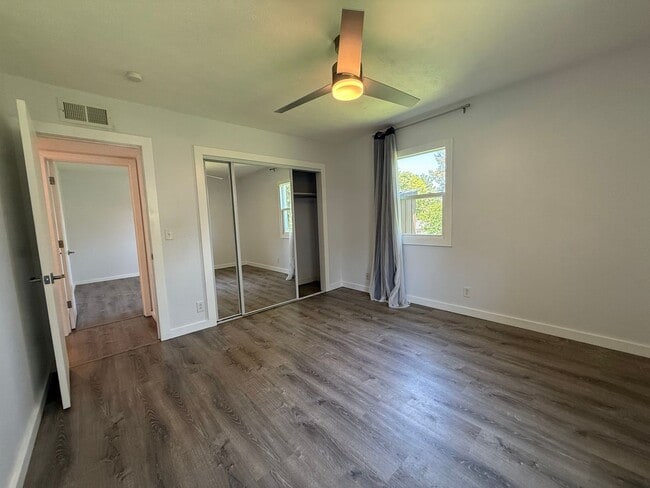 Building Photo - Renovated 4 Bedroom 2 Bathroom