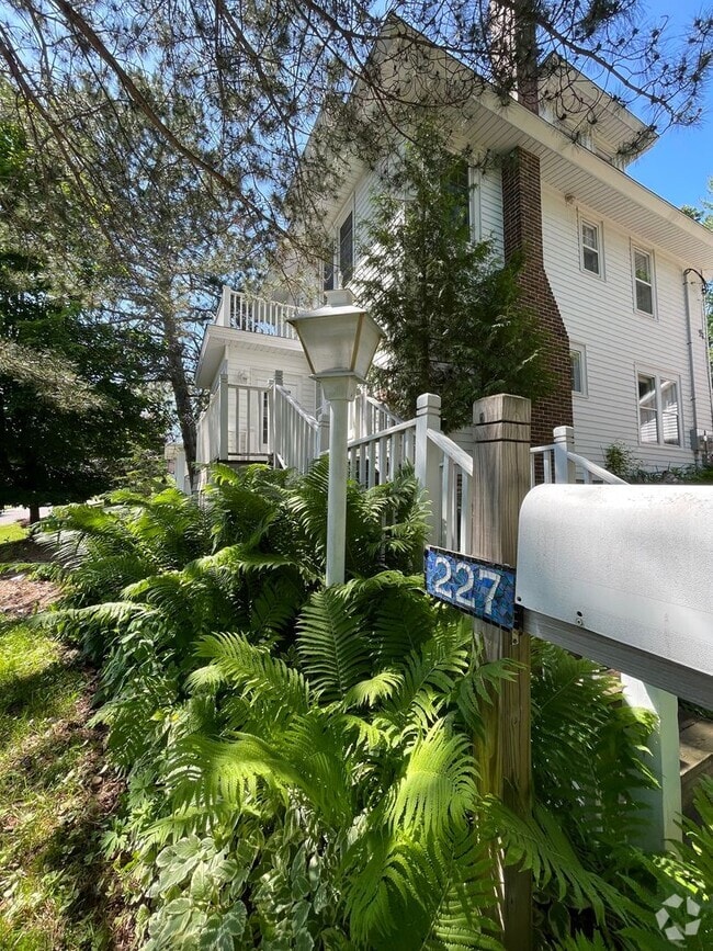 Building Photo - AVAILABLE AUGUST 1ST - Beautiful Single Fa...