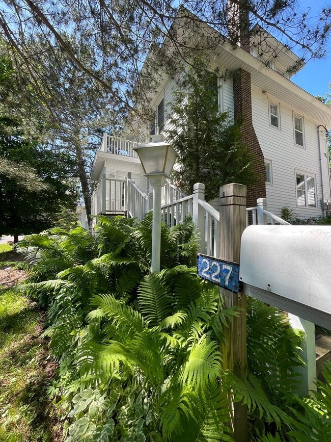 Building Photo - AVAILABLE AUGUST 1ST - Beautiful Single Fa...