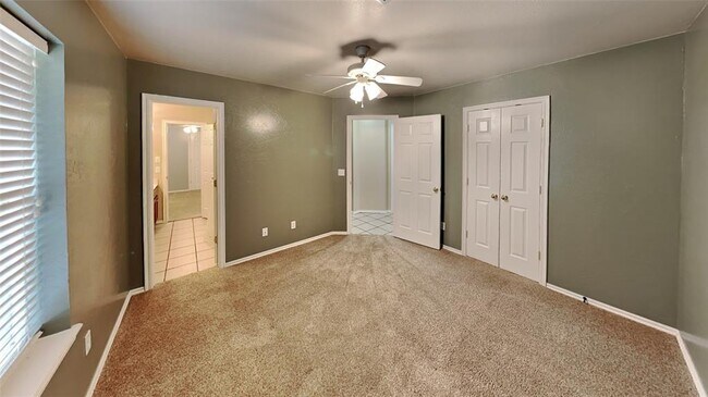 Building Photo - 1590 Deerwood Tr