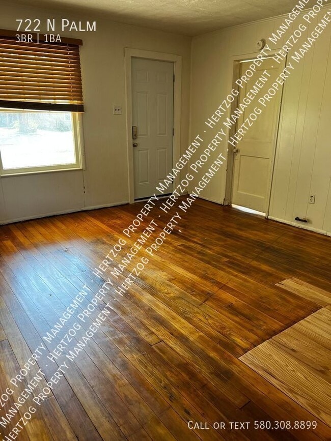 Building Photo - 722 N Palm-