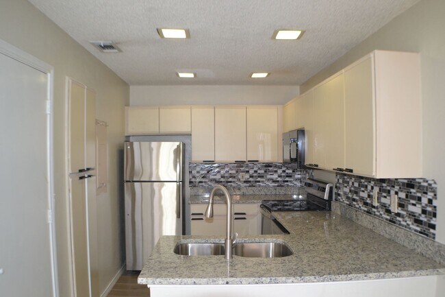 Building Photo - 4242 N Capistrano Dr