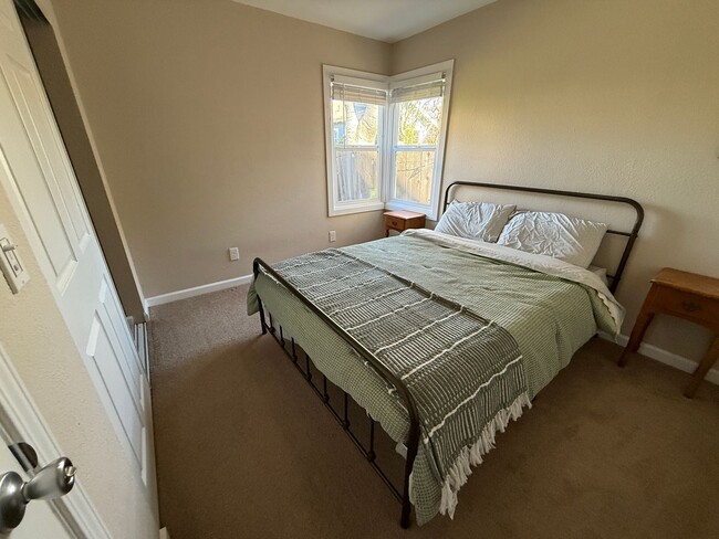 Building Photo - Spacious & Updated 2 BR / 1 BA Home in North Oakland – Move-In Ready!