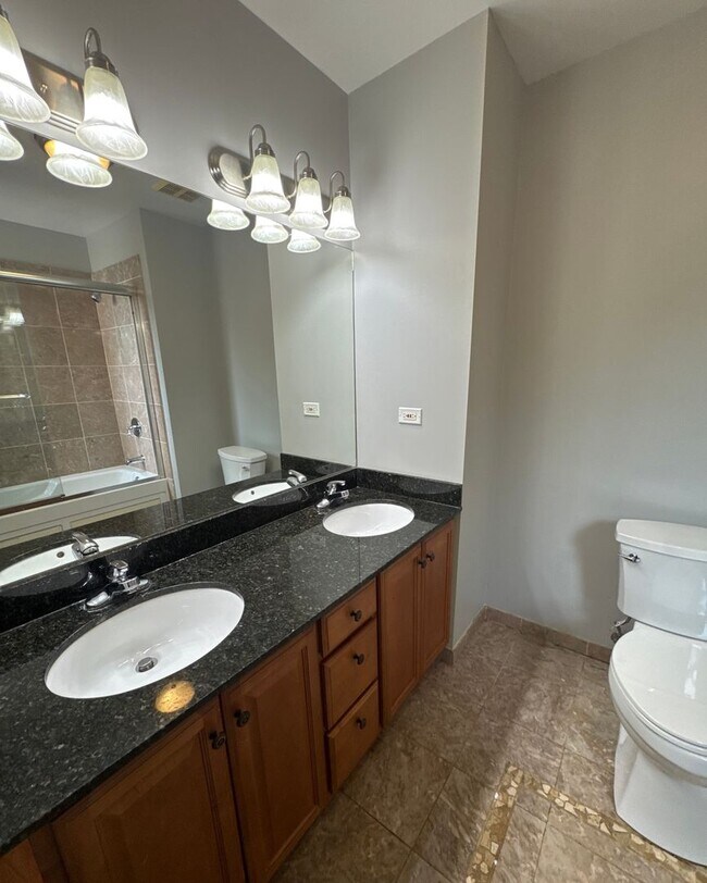 Building Photo - Beautiful 3 bedroom 2 bathroom condo In Near Presidential Library