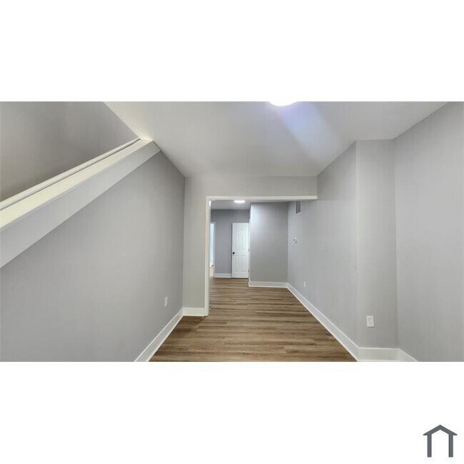Building Photo - 3 Bedrooom Home 1.5 Bathrooms Move-In-Ready