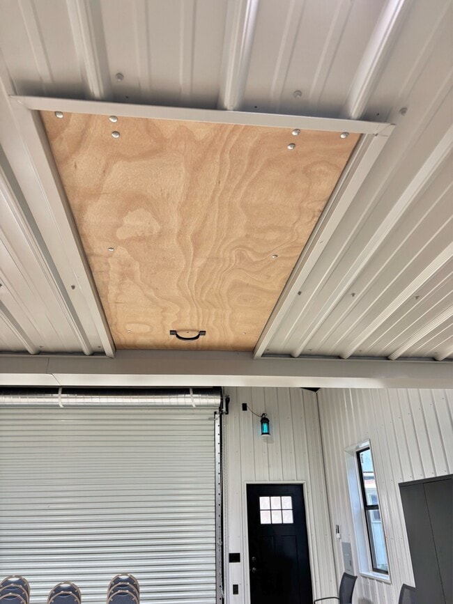 Building Photo - 2121 Oakstream Ave