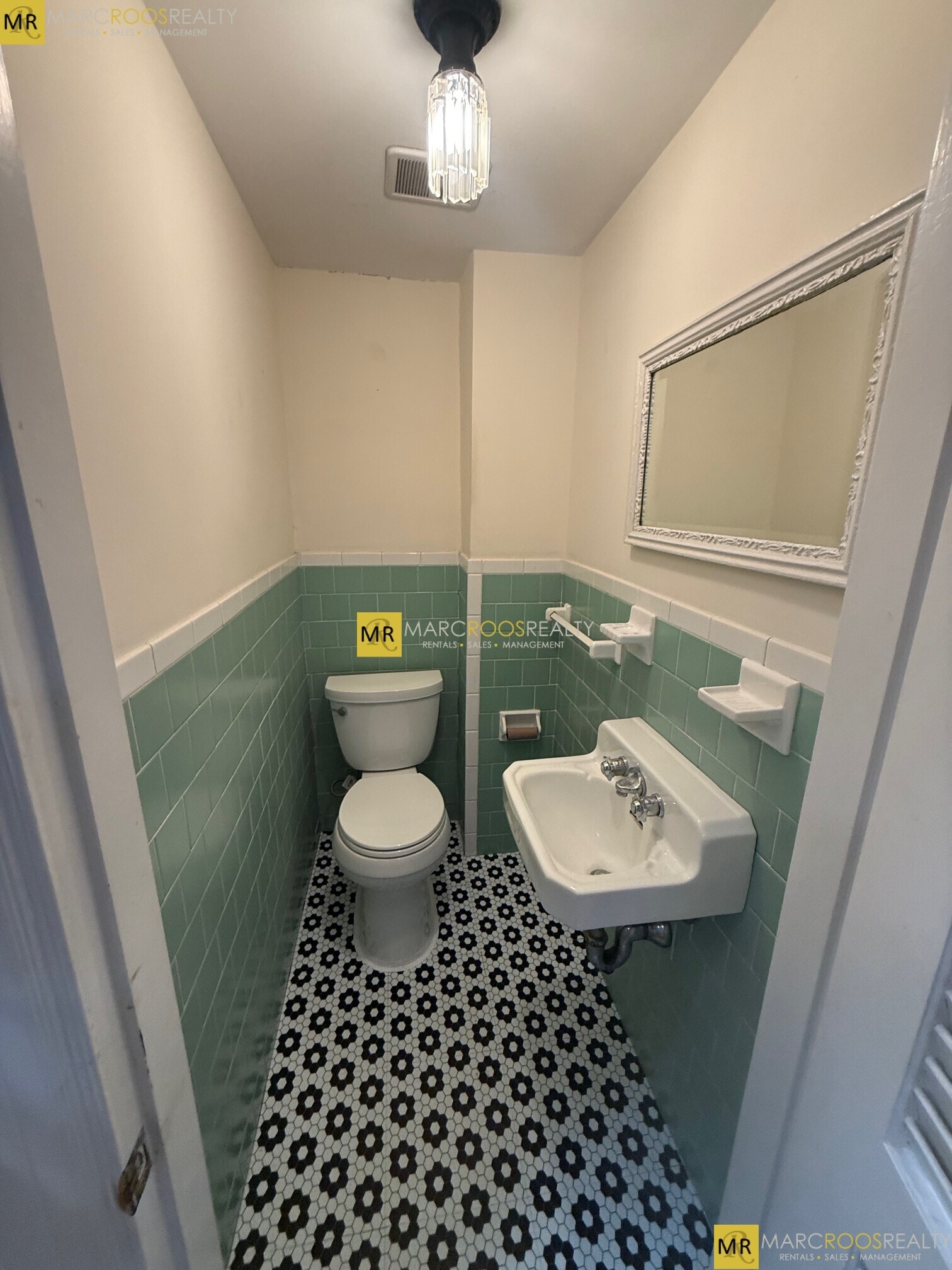 Building Photo - 1805 Beacon St