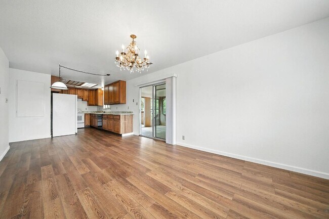 Building Photo - Large 2 Bedroom Home