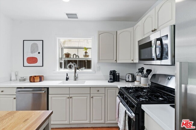 Building Photo - 7339 Lasaine Ave