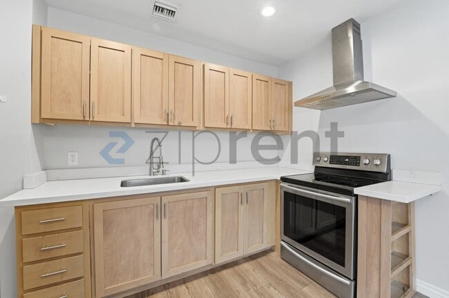 Building Photo - 1031 E Roosevelt St