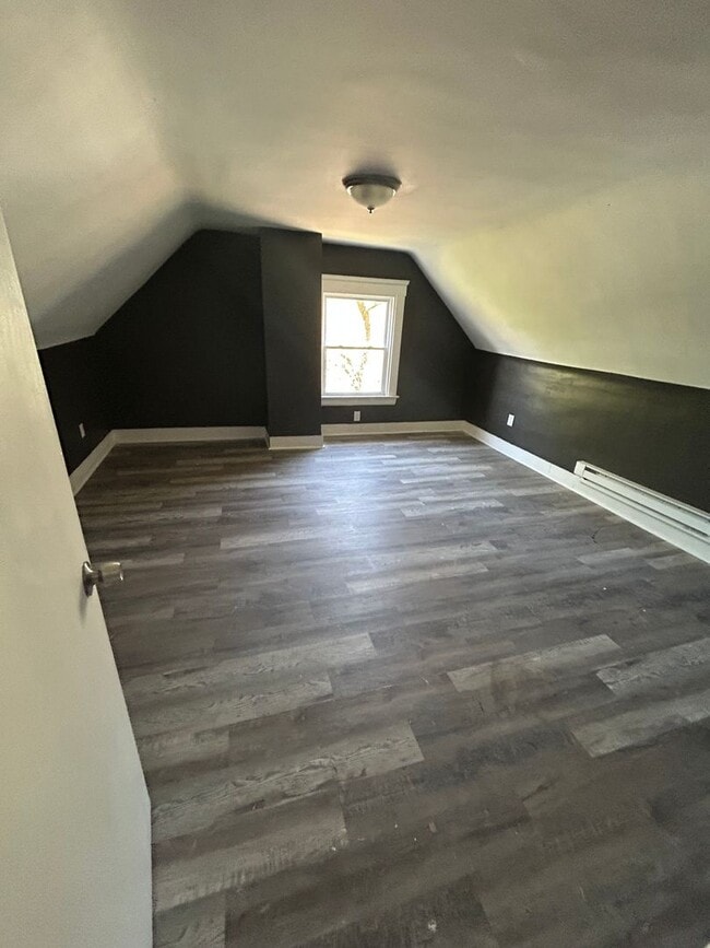 Building Photo - SECTION 8 and EDEN Accepted! Spacious with 6 Br!