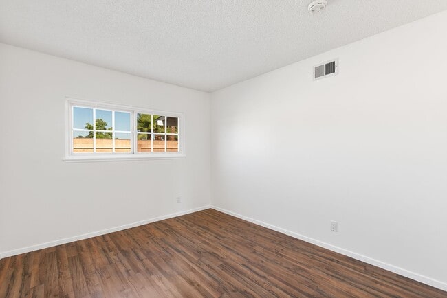 Building Photo - Stunning 4-Bedroom Simi Valley Home with P...