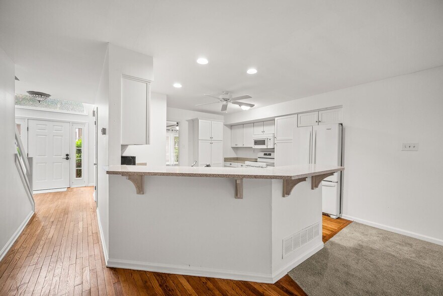 Building Photo - 267 Fox Run