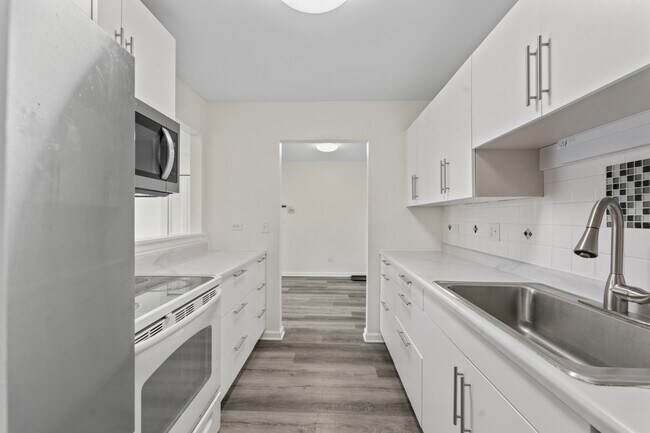 Building Photo - 900 N Lakeside Dr