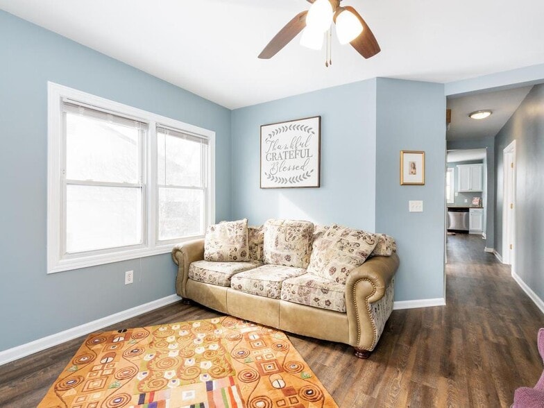 Building Photo - 726 Quincy St NE