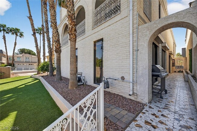 Building Photo - 2834 Queens Courtyard Dr