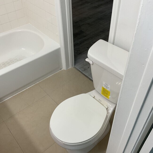 Building Photo - Up to 2 Months Free! Spacious 1/1 in Centr...