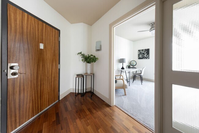 Building Photo - Matae Condominiums - Lower Queen Anne/Bell...