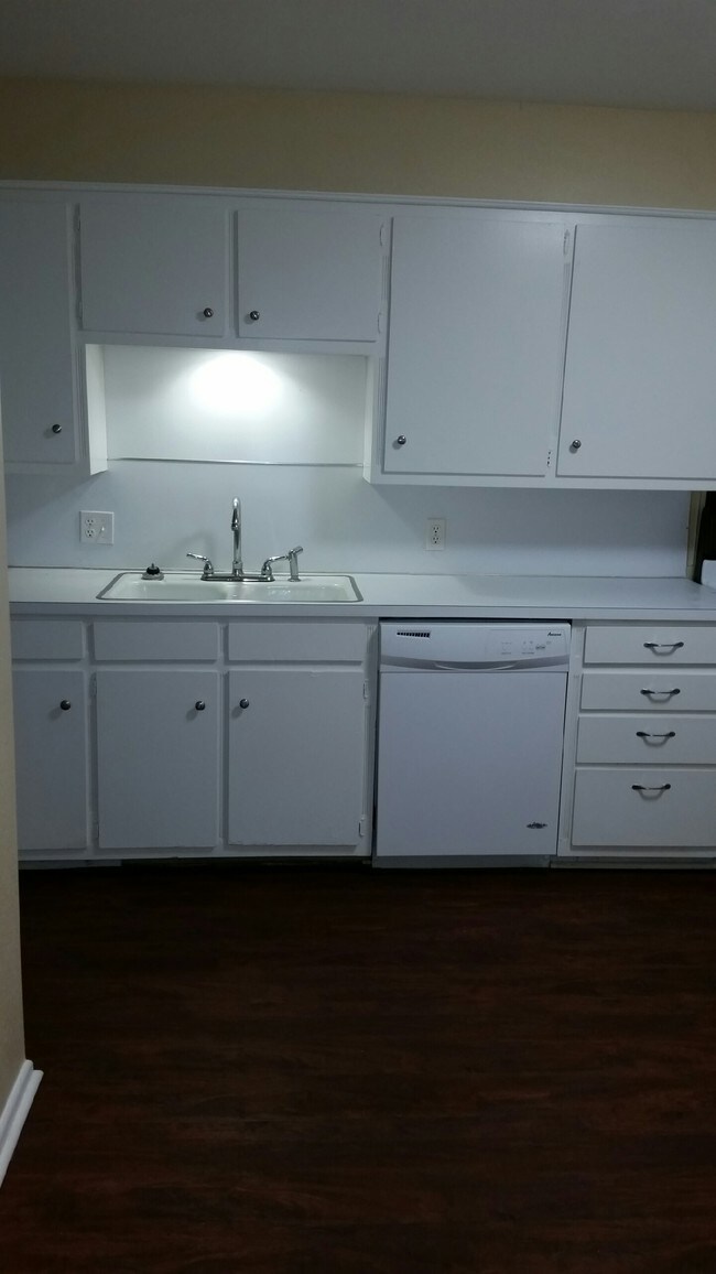 Building Photo - Park Plaza Town Homes & Corporate Apartments