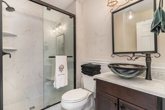 Building Photo - 342 King St