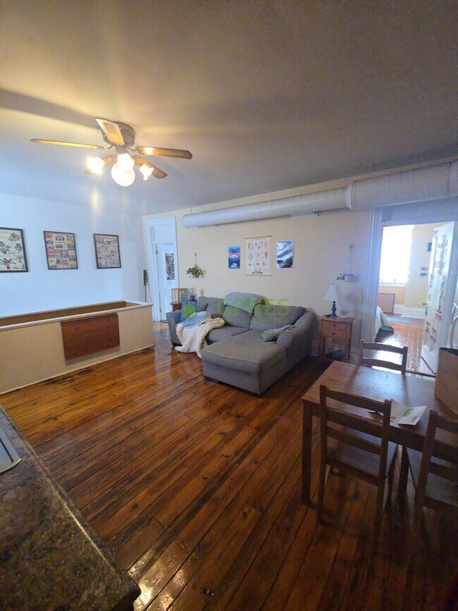 Building Photo - Amazing 2- bedroom 3rd floor apartment in the Southside must see!