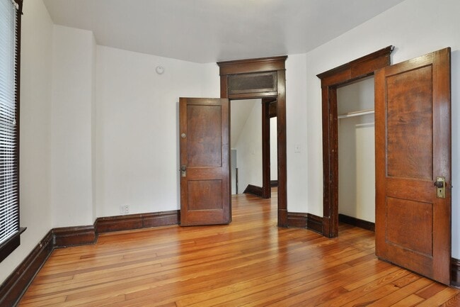 Building Photo - Great CENTRAL Location 5 Bedroom House - Virtual Showings Available