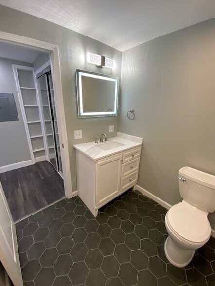 Building Photo - 102 Ashworth Plz