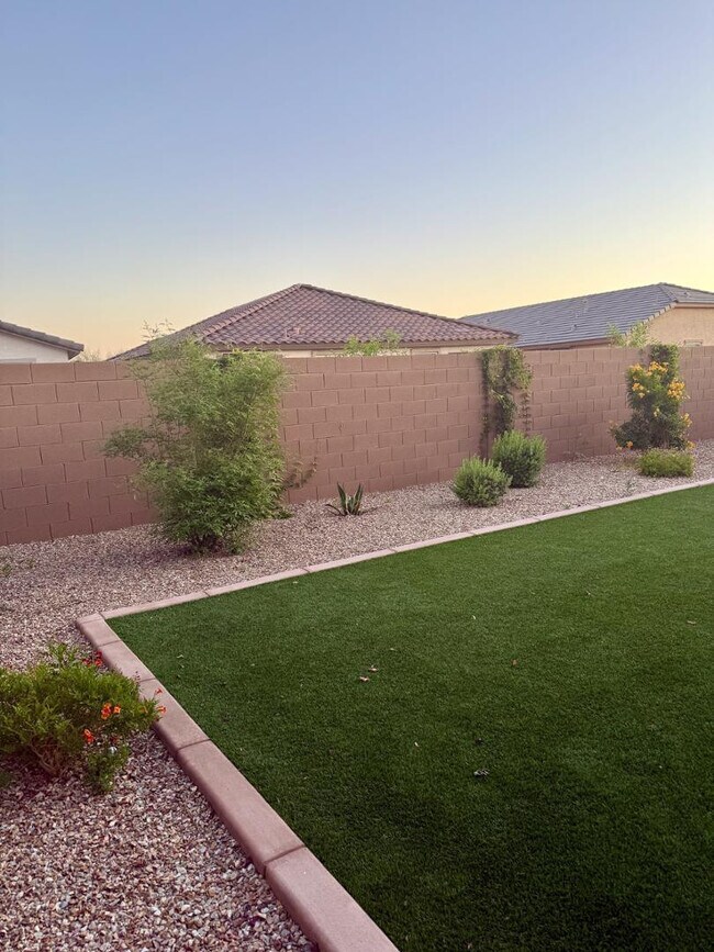 Building Photo - 16677 W Charlotte Dr