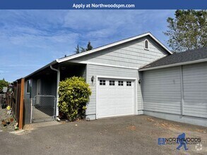 Building Photo - Nice 2 Bedroom 1.5 Bath Duplex