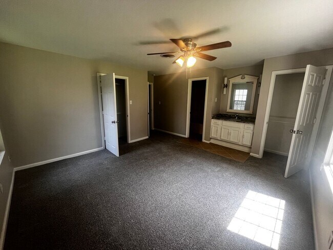 Building Photo - Freshly updated home with privacy fence in...