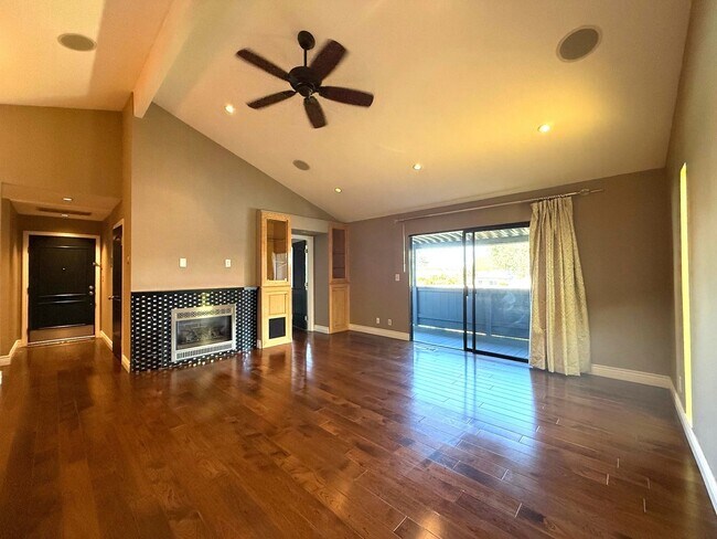 Building Photo - 2343 Fairway Dr