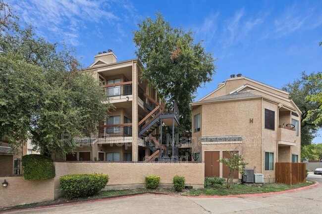 Building Photo - 5550 Spring Valley Rd
