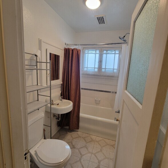 Building Photo - 638 W Madrone St