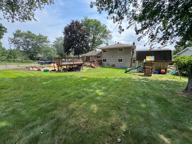 Building Photo - "Experience Elegant Living: 4-Bed Home with Granite Touches & Cozy Fireplace in Cottage Grove!"