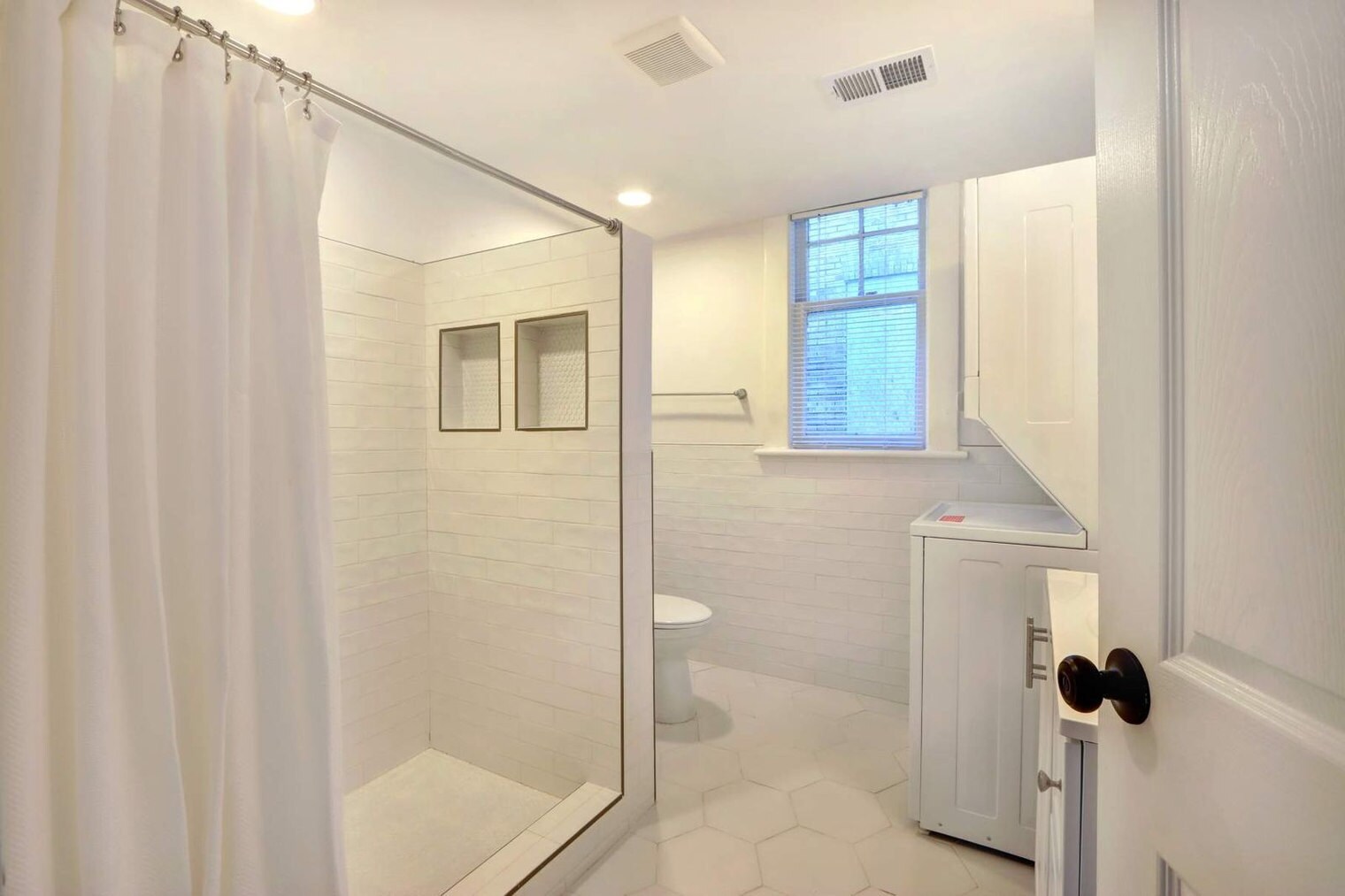 Building Photo - 306 E Victory Dr