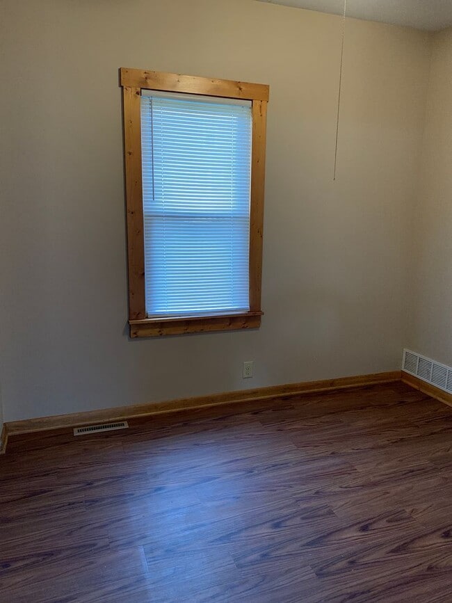 Building Photo - 2 bedroom 1 bath house by City Park