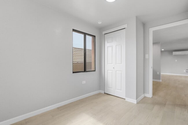 Building Photo - 593 Myra St
