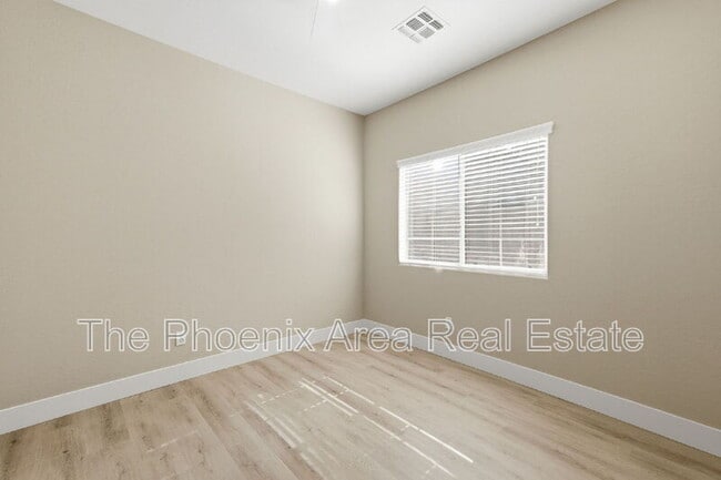 Building Photo - 554 E San Carlos Way