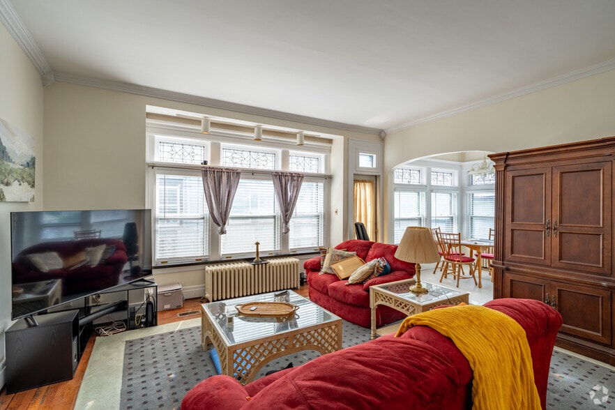 1R, 1BA - 800SF - Living and Dining Area - 585 W Ferry St