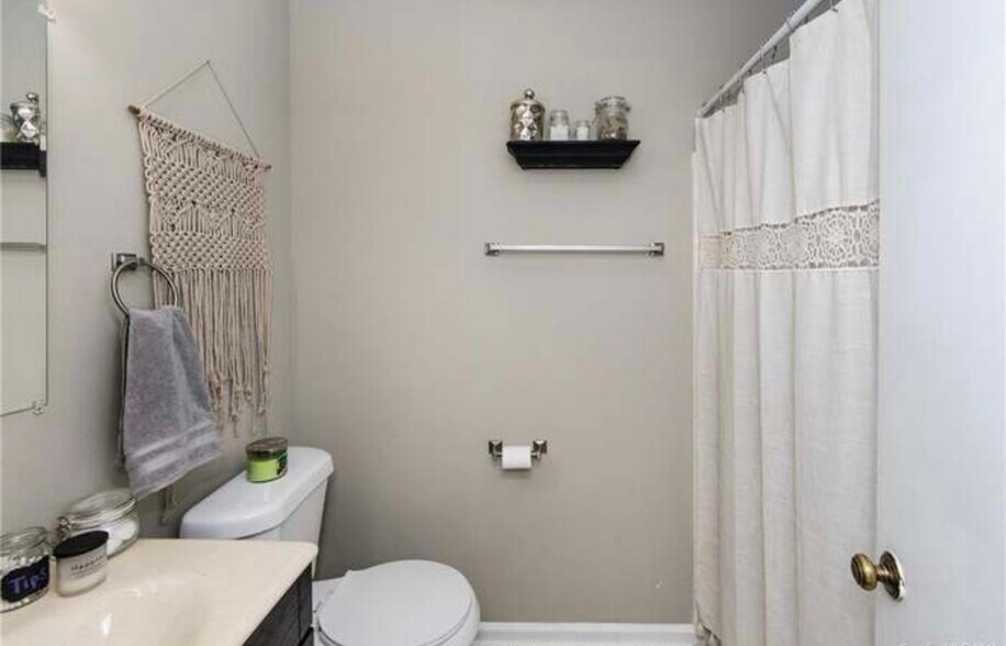 Building Photo - 6145 Meadow Rose Ln Apt K