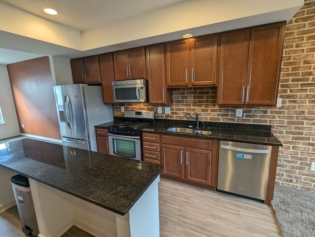 Building Photo - Modern 4 level townhouse available for imm...