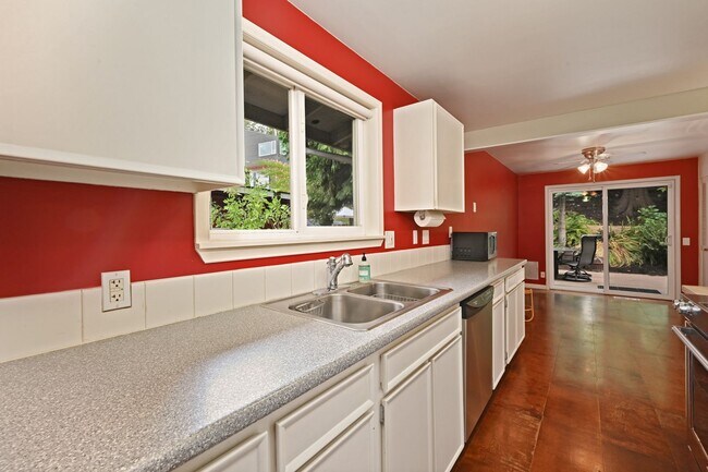 Building Photo - Updated 2 Bedroom/1 Bath 1,350 SF Home in Quiet & Secluded Neighborhood