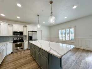 Building Photo - Stunning 6 Bed / 3 Bath | Great Location | Expansive Living Space