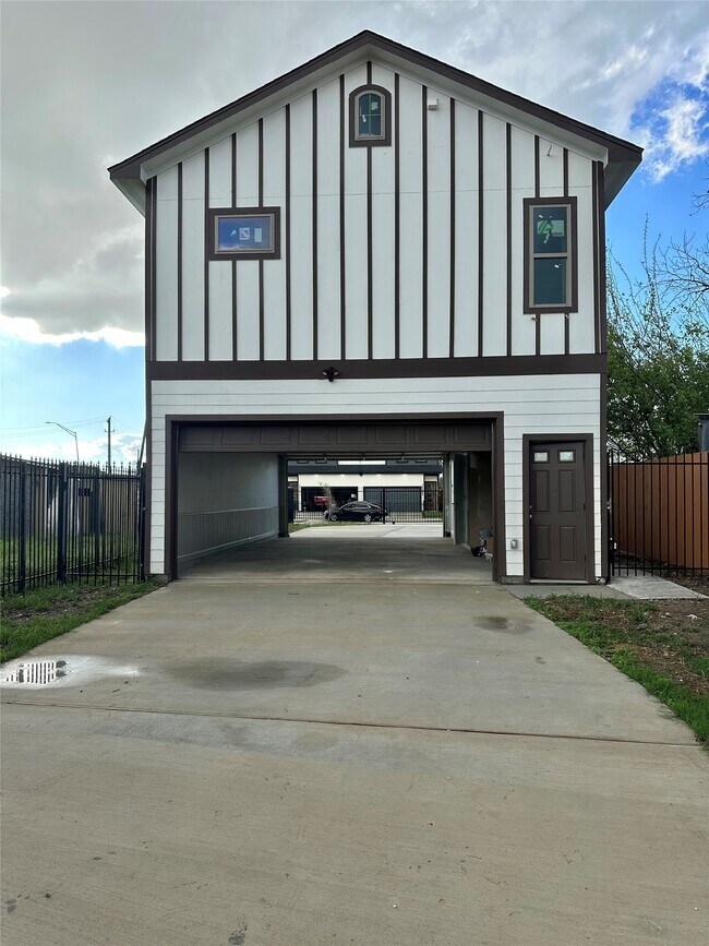 Building Photo - 8321 Coma St