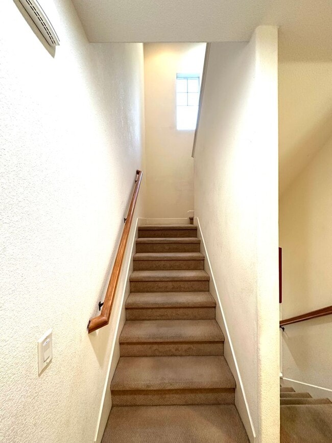 Building Photo - Welcome to modern luxury living in the heart of Midtown Sacramento!