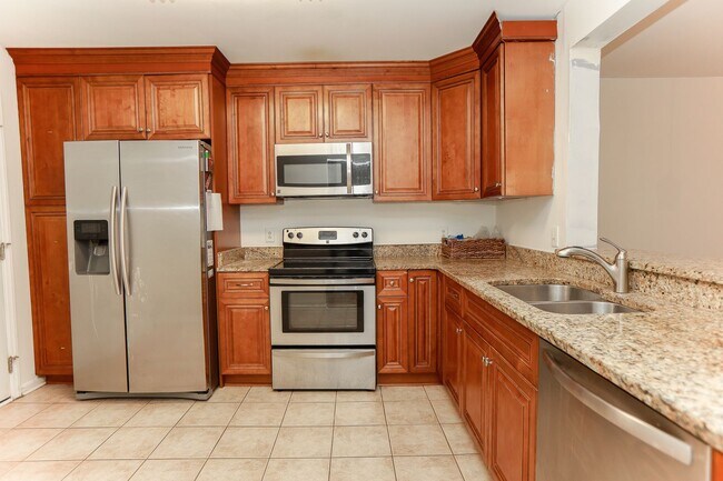 Building Photo - "Charming Kempsville Lake Townhome – Great Amenities & Location!"