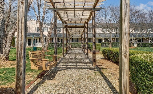 Building Photo - 1224 Green Oaks Ln